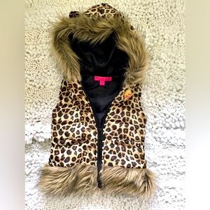 BETSY JOHNSON GIRLS FAUX FUR LEOPARD VEST
